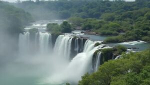 Keindahan Alam dan Geografi Air Terjun Sedudo